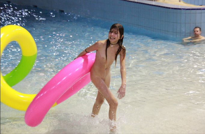 Video film about nudism in the pool in France [家族のヌーディズム]