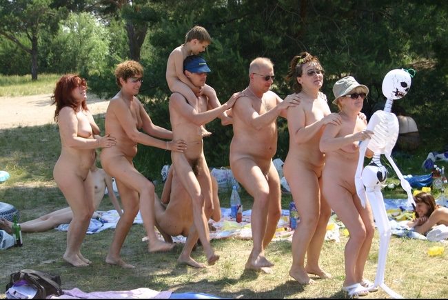 Naturists photo - Kiev in natural freedom [家族のヌーディズム]