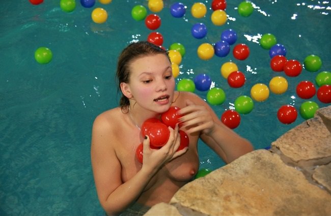 Waterpark nudism in modern Germany photo [家族のヌーディズム]