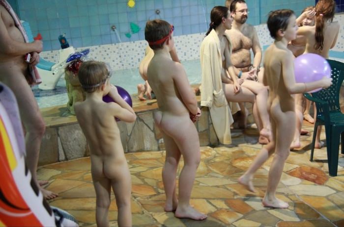 Czech family nudism in the water park in the winter photo collection [家族のヌーディズム]